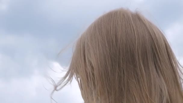 Kleines blondes Mädchen blickt in die Ferne auf die endlosen Weiten der Natur — Stockvideo