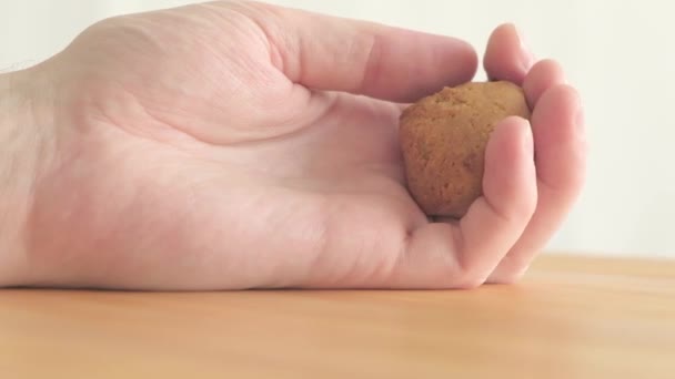 Close-up - mãos masculinas de um paciente masculino faminto não identificado deixa cair um muffin — Vídeo de Stock