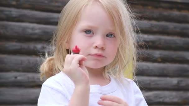 Aranyos kislány a szeme kék tartja az egy horgászbot piros úszó — Stock videók