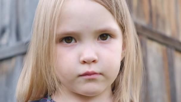 特写镜头-一个美丽的悲伤的小女孩与棕色大眼睛的肖像 — 图库视频影像