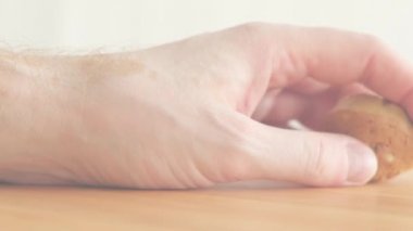 Erkek el yakından sıkmak bir taze pişmiş kek