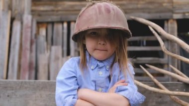 Eski bir koruyucu kask içinde güzel bir küçük kız portresi 