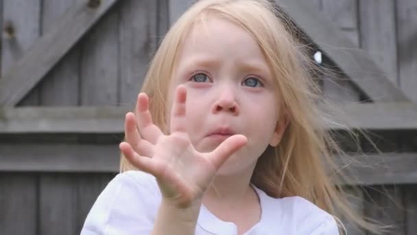 Pouco engraçado linda menina loira com olhos azuis — Vídeo de Stock