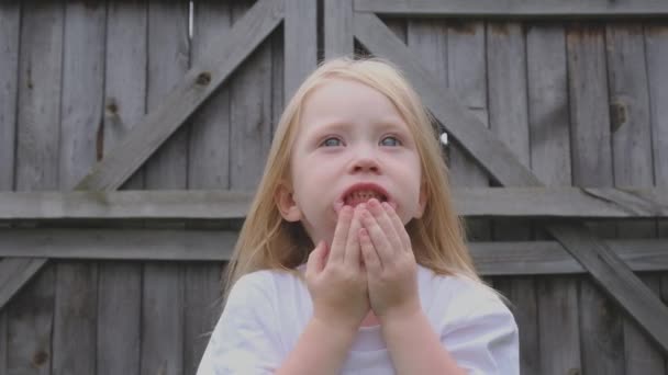 Gyönyörű kis kék szemű lány nevetséges grimaces — Stock videók