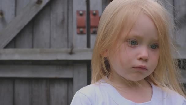 Close-up - retrato de uma menina triste sendo chateado — Vídeo de Stock