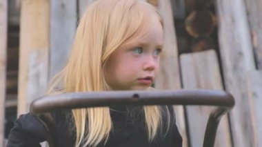 Genç ve güzel köylü kız sarı saçlar ile