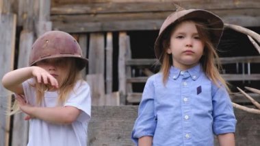 İnşaat ve kask Mühendislik'de iki güzel kız 