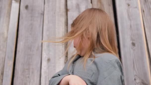 La niña graciosa tenía miedo de una mosca. — Vídeo de stock