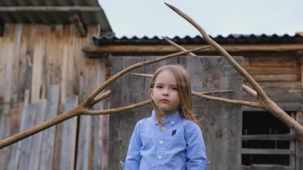 Portrait élégant d'une belle petite fille aux cheveux blonds posant — Video
