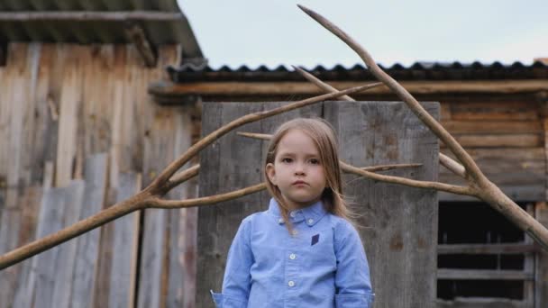 Linda niña en ropa elegante posando — Vídeos de Stock