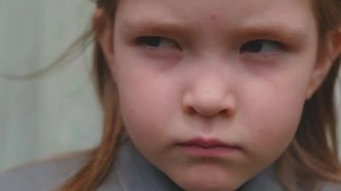 Close-Up kuşkuyla etrafa güzel küçük bir kız 