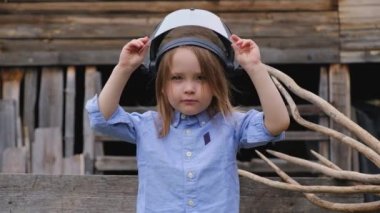 Bir inşaatçı veya mühendis koruyucu bir kask kız bir süper kahraman çalış 