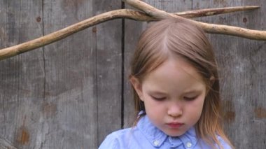 Güzel bir üzgün küçük kız poz portresi 