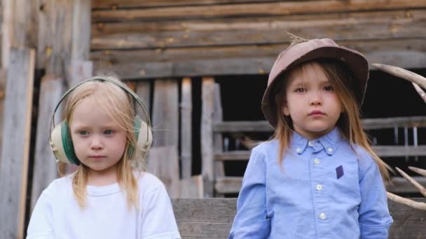 Retrato de cerca de dos hermosas niñas niños posando en casco polvoriento — Vídeos de Stock