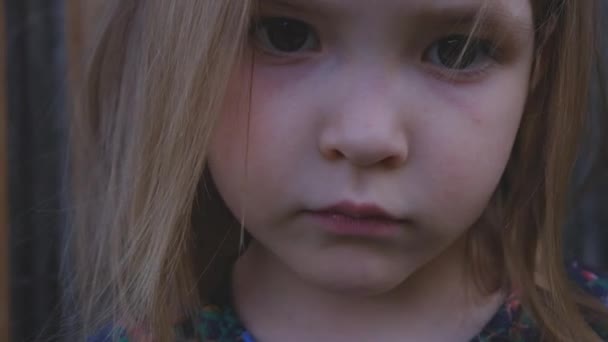 Close-up portret van een mooi klein meisje poseren op de straat — Stockvideo