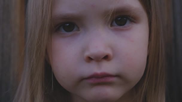 Close-up portret van een mooi klein meisje poseren buitenshuis — Stockvideo
