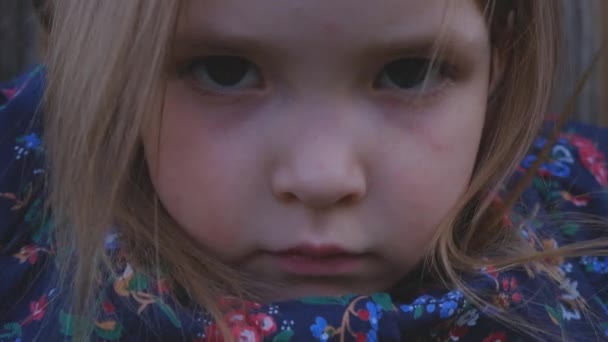 Close-up πορτρέτο του ένα όμορφο μικρό κορίτσι — Αρχείο Βίντεο