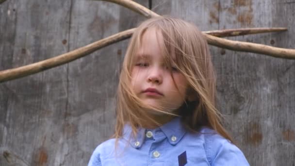 Πορτραίτο ενός όμορφου μικρού κοριτσιού με στυλ μπλε πουκάμισο που ποζάρει — Αρχείο Βίντεο