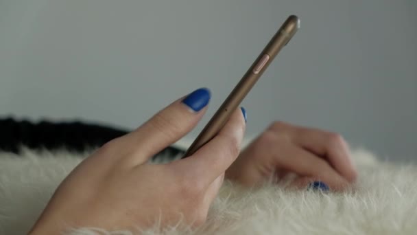 Ręce młodej niezidentyfikowanej dziewczyny z niebieskimi paznokciami — Wideo stockowe
