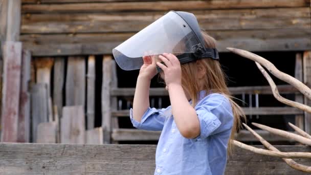 Niña seria jugando como un constructor o bombero — Vídeos de Stock