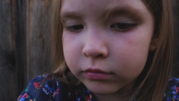 Nahaufnahme eines schönen kleinen Mädchens in einem farbigen Pullover — Stockvideo