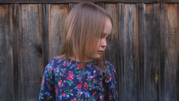 Primer plano de una linda niña con una chaqueta de flores de campesinos — Vídeos de Stock