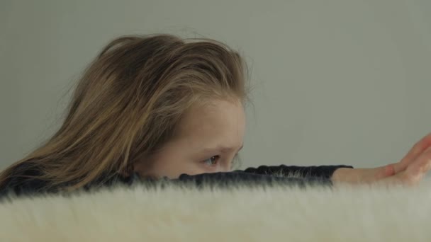 Sidovy över en charmig liten flicka ser tråkigt nog framåt — Stockvideo