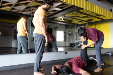 Zorlu bir spor salonundan sonra genç Hintli arkadaşlar rahatlıyor. 