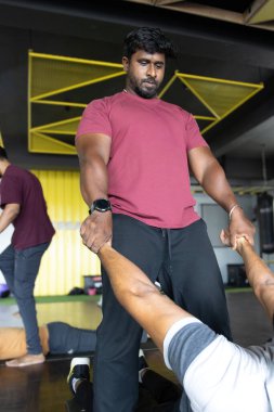 Zorlu bir spor salonundan sonra genç Hintli arkadaşlar rahatlıyor. 