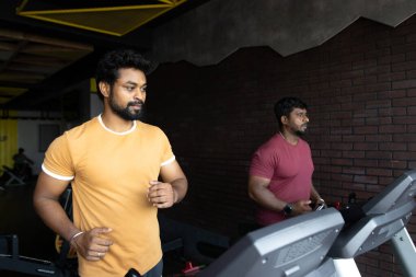 Kızılderililer spor salonundaki koşu bandında çalışıyor, formda kalıyorlar.