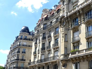 Paris, Haziran 2025: Fransa 'nın başkenti Paris' i ziyaret edin - Baron Haussmann 'ın inşa ettiği farklı binaların cephelerine bakın