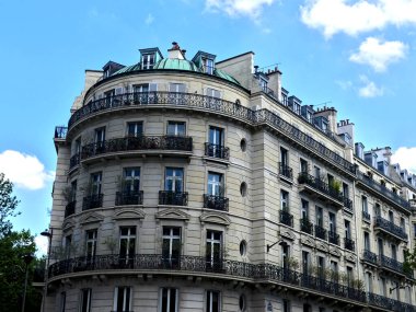 Paris, Haziran 2025: Fransa 'nın başkenti Paris' i ziyaret edin - Baron Haussmann 'ın inşa ettiği farklı binaların cephelerine bakın