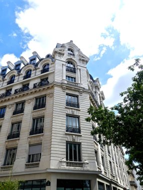 Paris, Haziran 2025: Fransa 'nın başkenti Paris' i ziyaret edin - Baron Haussmann 'ın inşa ettiği farklı binaların cephelerine bakın