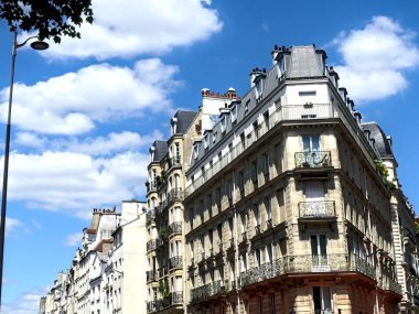 Paris, Haziran 2025: Fransa 'nın başkenti Paris' i ziyaret edin - Baron Haussmann 'ın inşa ettiği farklı binaların cephelerine bakın