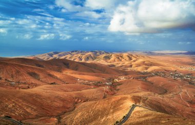 Fuerteventura bulutlar dağlar dağda