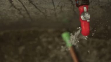 Eski açık musluk damlayan su boşa