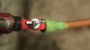 Hindistan'da açık musluk damlama