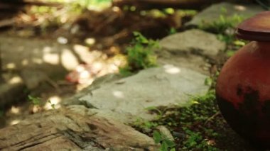 Hindistan'da kil kapaklı toprak kap içinde içme suyu