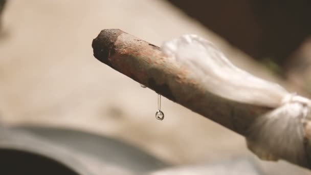 Утечка воды из старой трубы — стоковое видео
