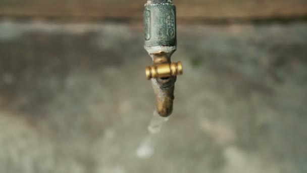 Dripping outdoor faucet in India — Stock Video