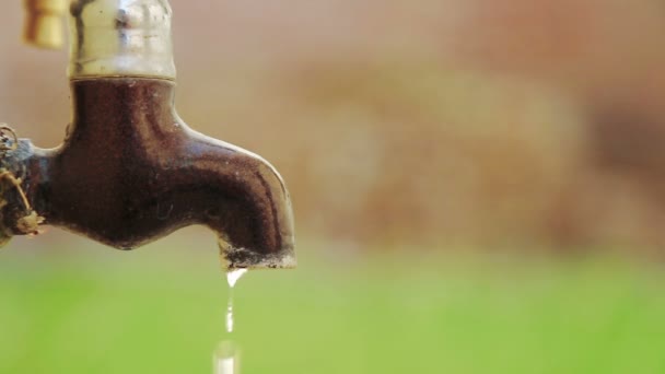 Acqua Sprecata Che Gocciola Dal Vecchio Rubinetto Rosso Esterno — Video Stock