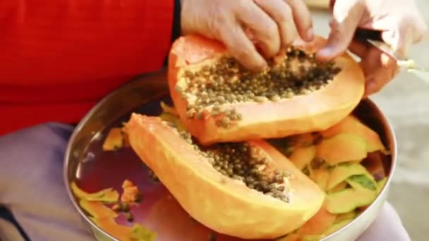 Manos del hombre indio cortando papaya . — Vídeo de stock