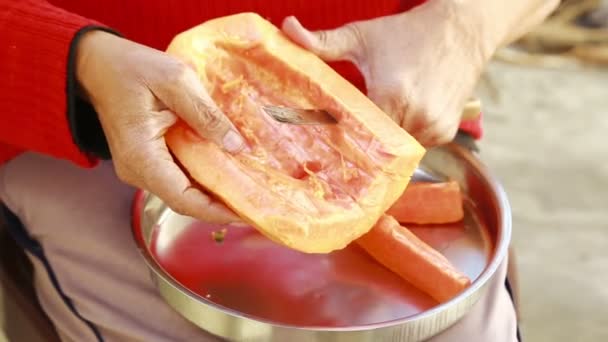 Handen voor Indische Man snijden papaya. — Stockvideo