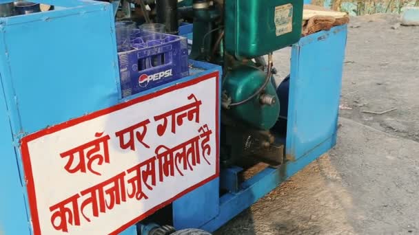 Hindistan'da şeker kamışı suyu sıkma. — Stok video