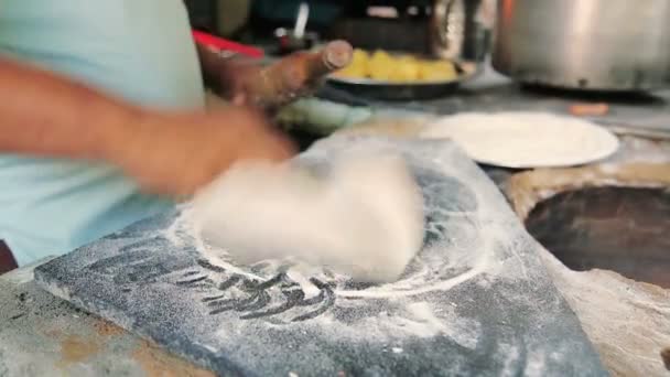 Приготування роті на плиті зверху . — стокове відео