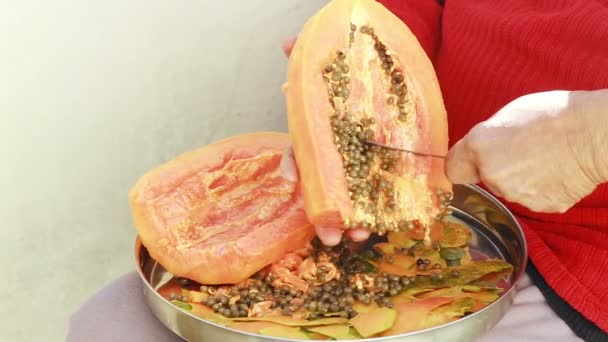 Mani di uomo indiano taglio papaya . — Video Stock