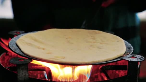 Gotowania roti na szczycie pieca. — Wideo stockowe