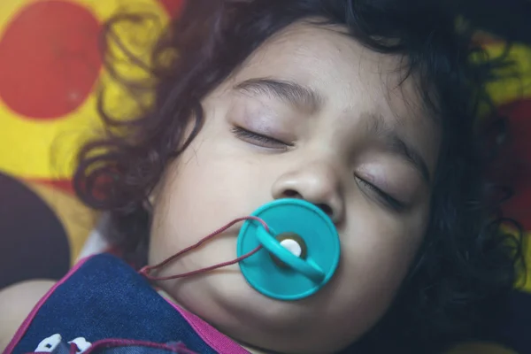 Kleinkind schläft in der Natur mit Brustwarze — Stockfoto