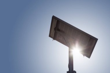 üzerinde mavi gökyüzü güneş paneli