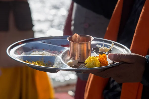 Elinde pooja thali tutan Hindu rahip — Stok fotoğraf